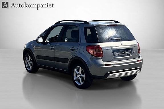 Suzuki SX4 2 of 5