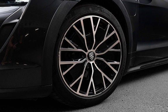 Porsche Taycan Cross Turismo 3 of 5