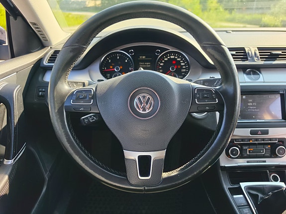 Volkswagen Passat 12 of 25