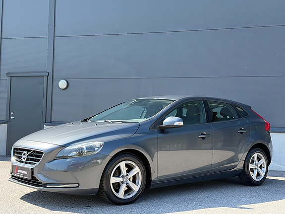Volvo V40 2 of 5