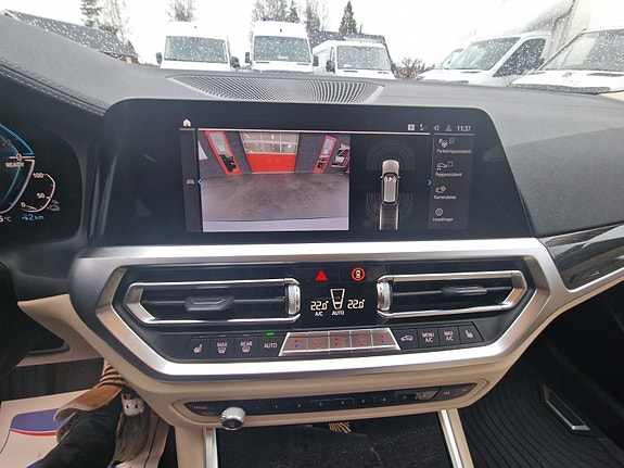 BMW 330e 14 of 30