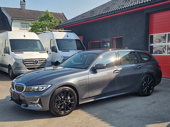 BMW 330e 25 of 30