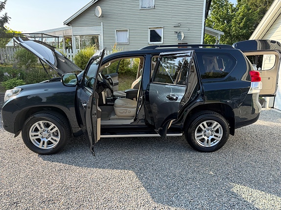 Toyota Land Cruiser 10 of 30