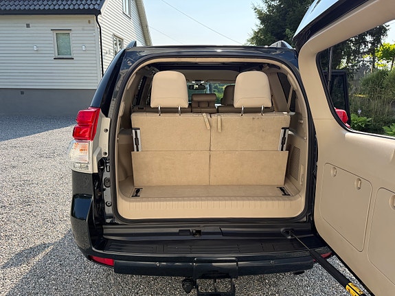 Toyota Land Cruiser 12 of 30