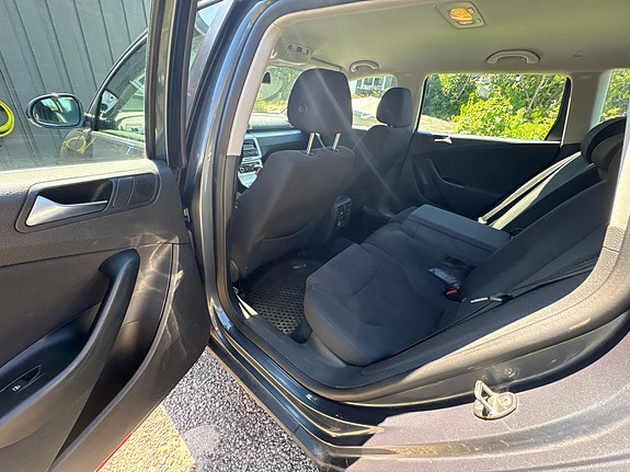 Volkswagen Passat 6 of 27