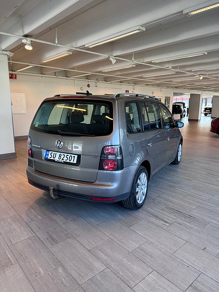 Volkswagen Touran 3 of 5