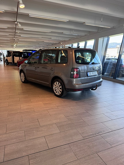 Volkswagen Touran 4 of 5