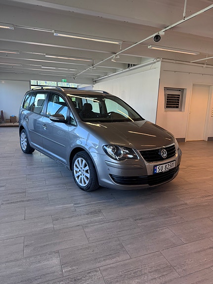 Volkswagen Touran 2 of 5