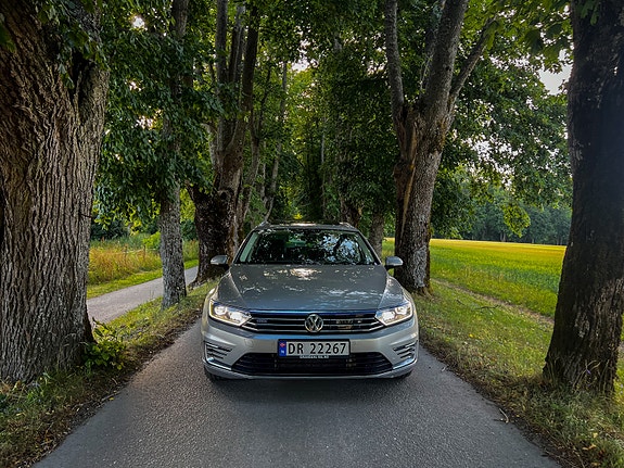 Volkswagen Passat 2 of 10