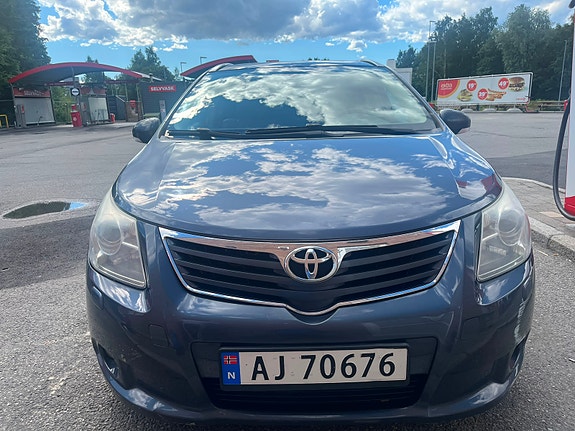 Toyota Avensis 2 of 5