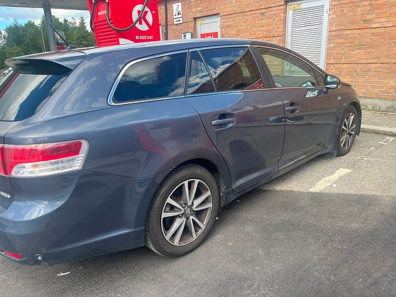 Toyota Avensis 3 of 5