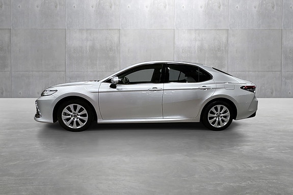 Toyota Camry 2 of 5
