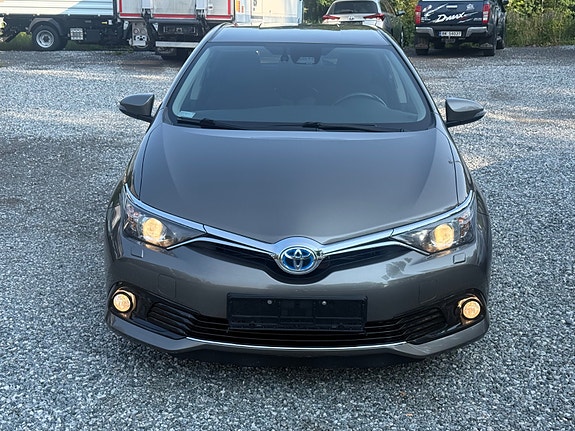 Toyota Auris 2 of 5