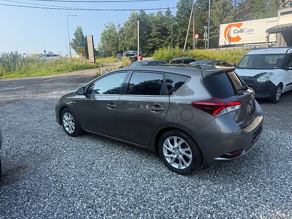 Toyota Auris 4 of 5