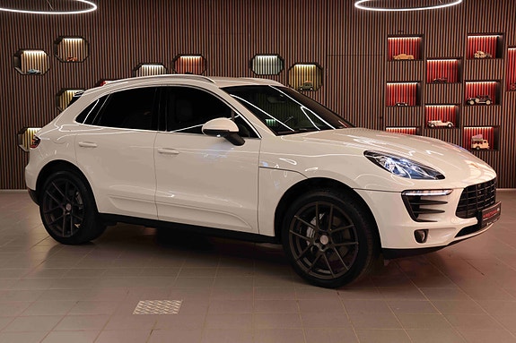 Porsche Macan 2 of 5