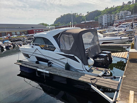 Beneteau Antares 9 med 2 × Suzuki DF200 AP 4 of 5