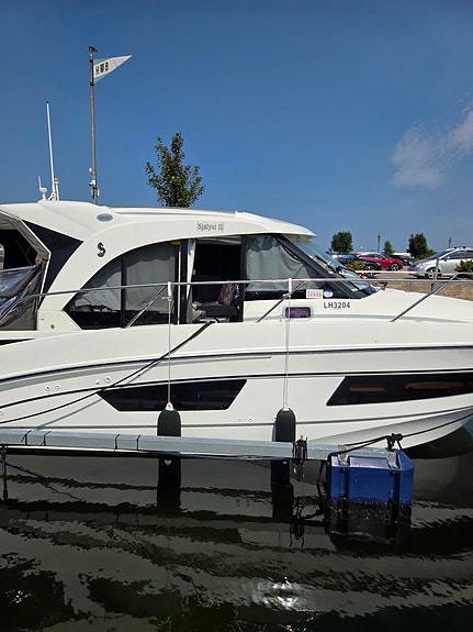 Beneteau Antares 9 med 2 × Suzuki DF200 AP 5 of 5