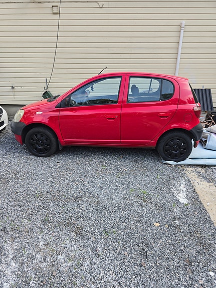 Toyota Yaris 3 of 5