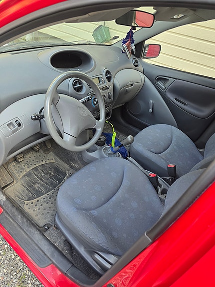 Toyota Yaris 2 of 5