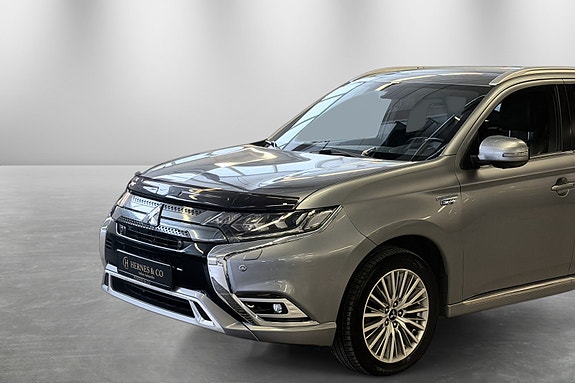 Mitsubishi Outlander 2 of 5