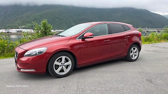 Volvo V40 2 of 5