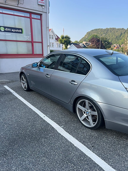 BMW 520d 3 of 5