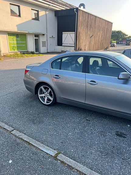 BMW 520d 2 of 5