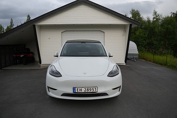 Tesla Model Y 4 of 5