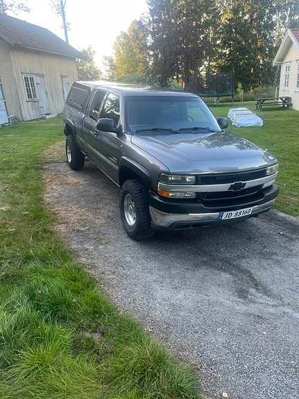 Chevrolet Silverado 2 of 5