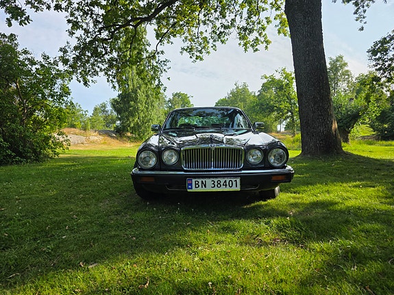 Jaguar XJ 2 of 14