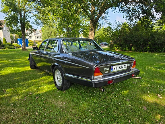 Jaguar XJ 7 of 14