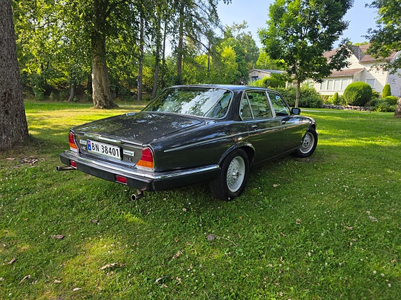 Jaguar XJ 5 of 14