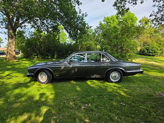 Jaguar XJ 9 of 14