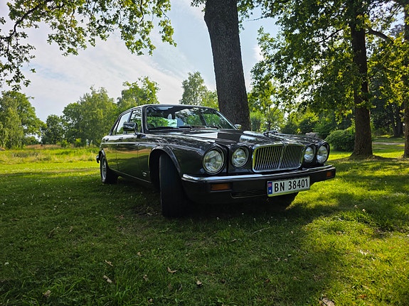 Jaguar XJ 3 of 14