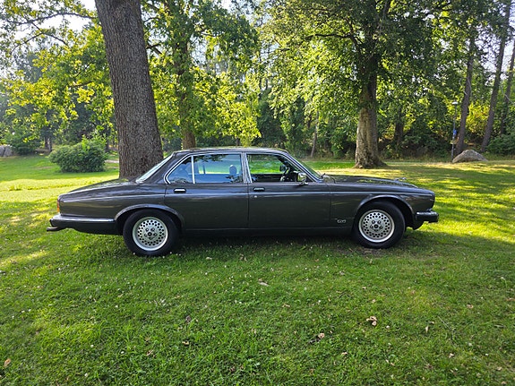 Jaguar XJ 4 of 14