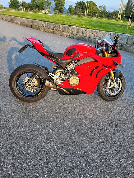 Ducati Panigale V4S 3 of 5