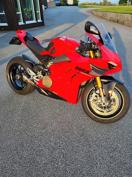Ducati Panigale V4S 2 of 5