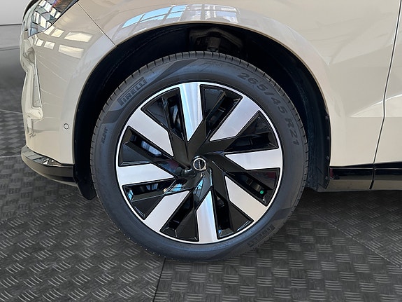 Volvo EX90 14 of 30