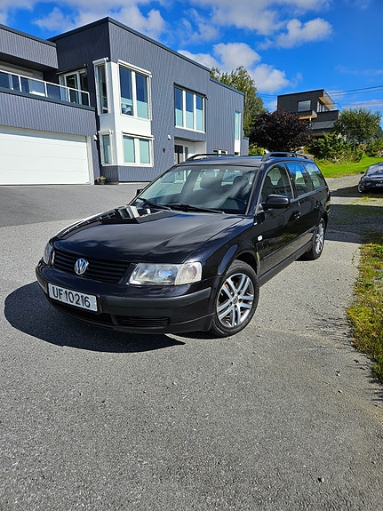 Volkswagen Passat 2 of 5