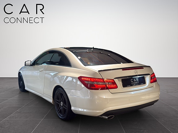 Mercedes-Benz E220 3 of 5