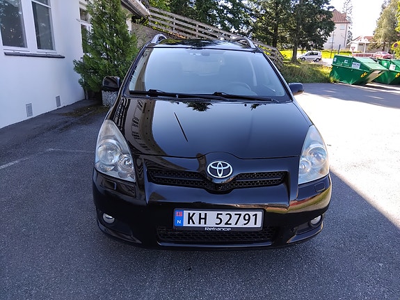 Toyota Corolla Verso 3 of 5