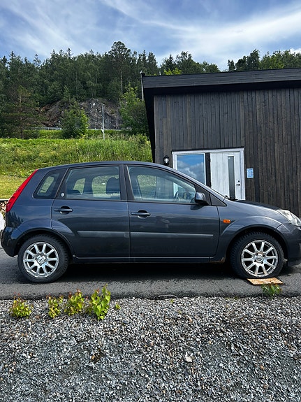 Ford Fiesta 2 of 5