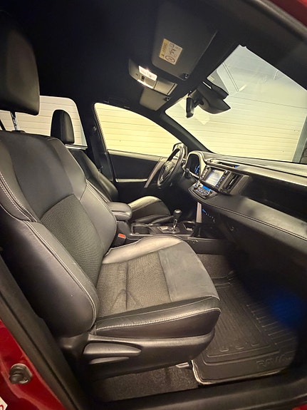 Toyota RAV4 16 of 24