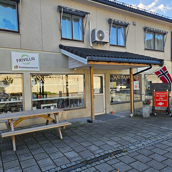 Vi driver en bruktbutikk og et sykkelverksted