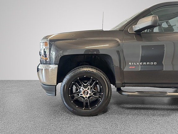 Chevrolet Silverado 4 of 5