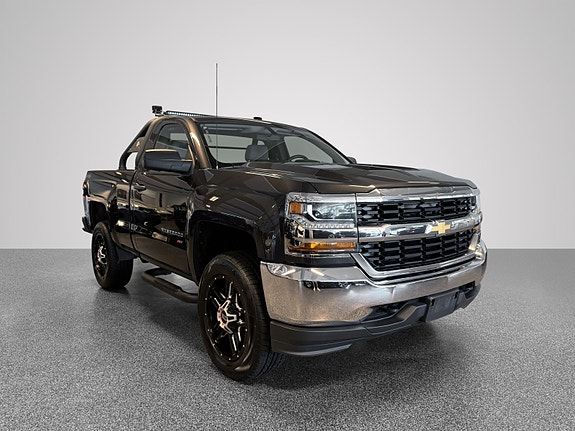Chevrolet Silverado 3 of 5