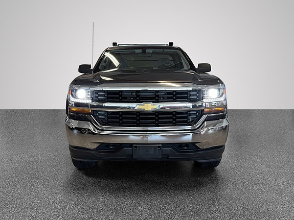 Chevrolet Silverado 2 of 5