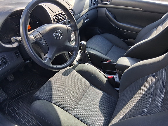 Toyota Avensis 3 of 5
