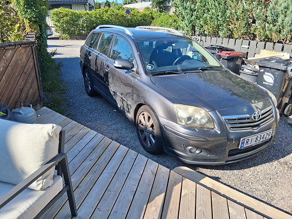 Toyota Avensis 2 of 5