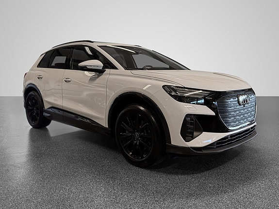 Audi Q4 e-tron 3 of 5